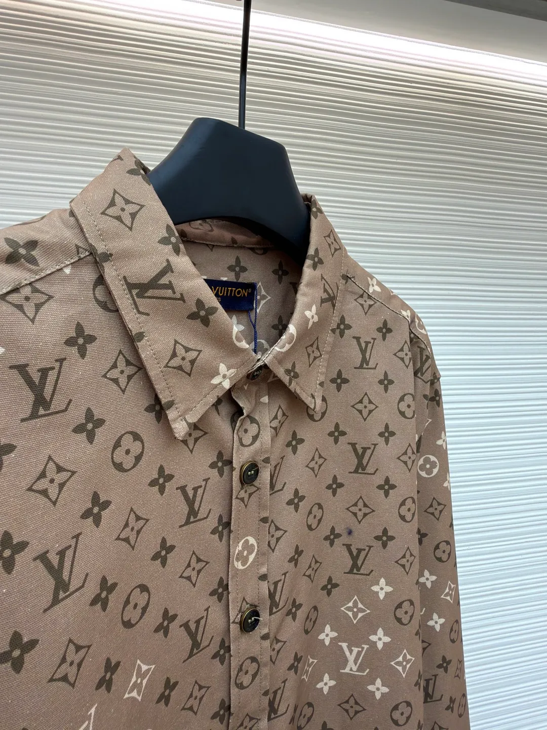 LOUIS VUITTON gradient printed lapel long-sleeved shirt ●Item number: 1681201-A85 ●Material: cotton fabric ●Technology: printing production ●Color: brown ●Version: fitted version ●Weight: about 435 grams ●Size: S-M-L-XL ●Description: Customized YB twill cotton material, high-end texture, comfortable to wear, lapel shirt style, placket can be used as a jacket, the whole body is covered with four-leaf clover elements and letter patterns, full of old money feeling. The straight shoulder line and decent tailoring highlight the tall and neat figure, and the arc hem modifies the waist and shoulders, making it fashionable and fashionable. The overall wiring is straight and delicate, the fabric is comfortable and soft, and the color is consistent without color difference. It can be matched with the same style to create a fashionable look and control various occasions. Customized accessories, complete with three standards, same style for men and women!